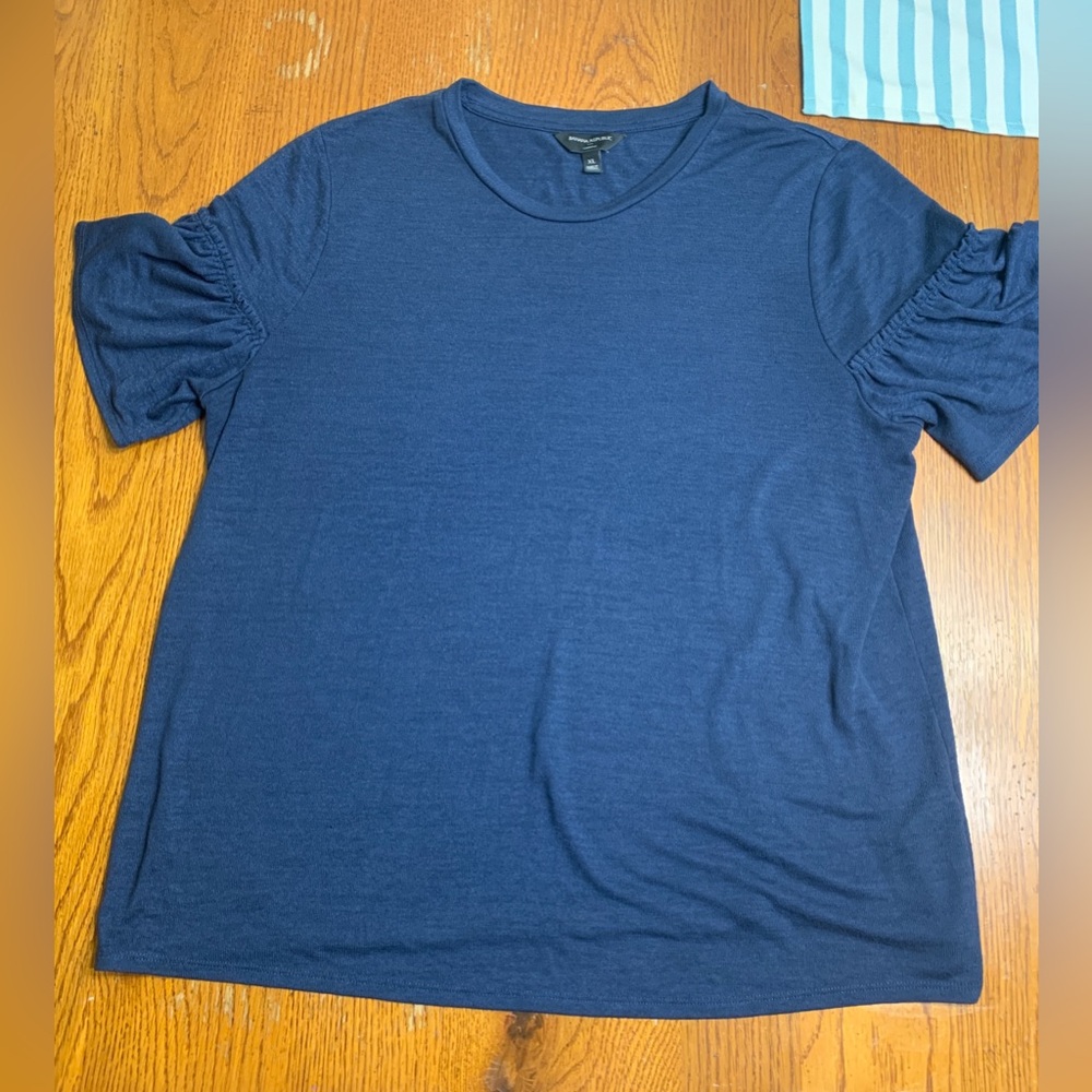 Banana republic navy T sz XL with ruffle sleeve